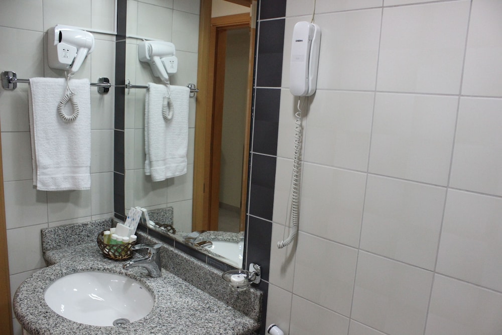 MONTREAL NAIF HOTEL 30/32