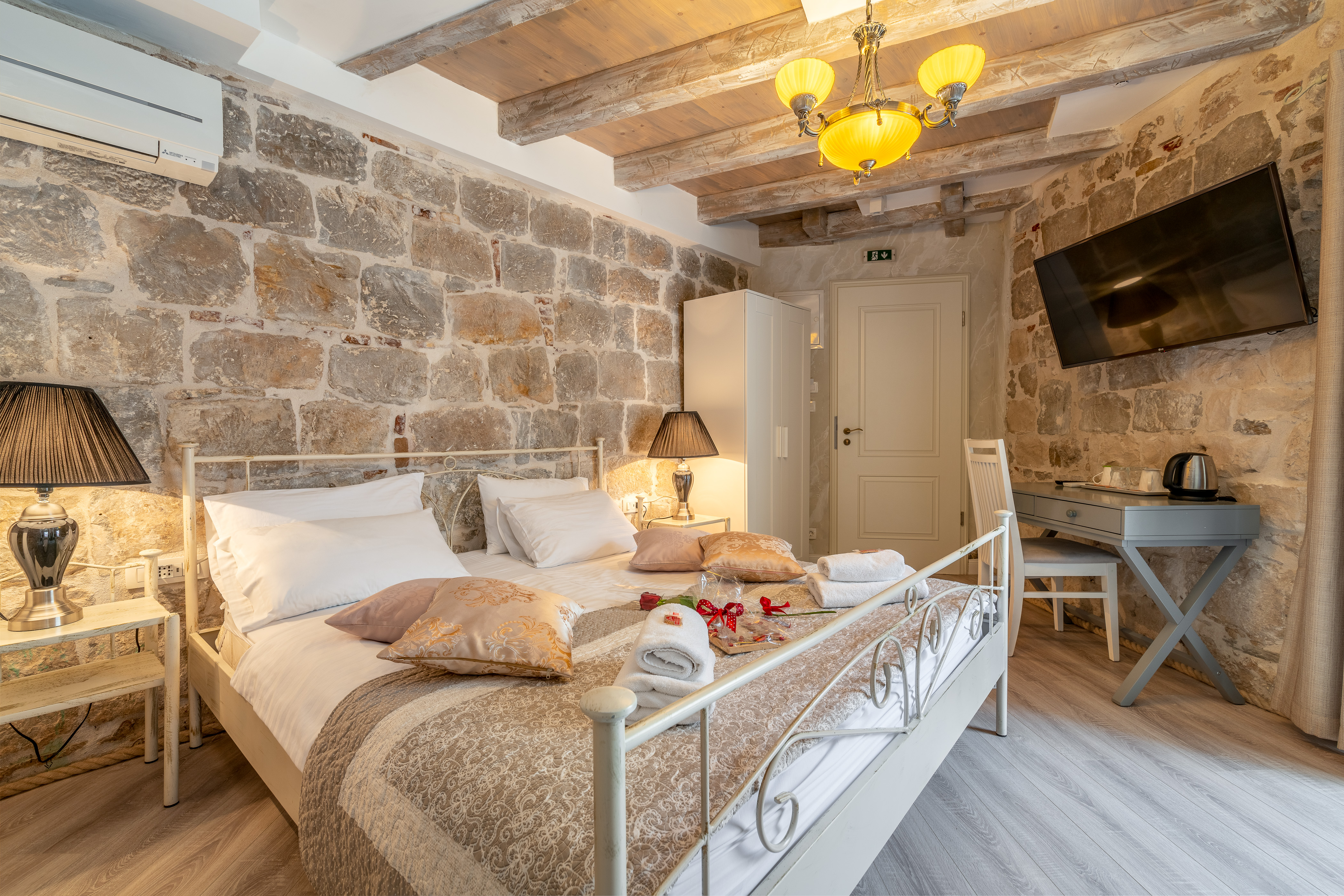 COMFORT, DOUBLE BED