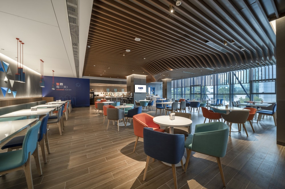 Holiday Inn Express Zhuhai Gongbei 38/63