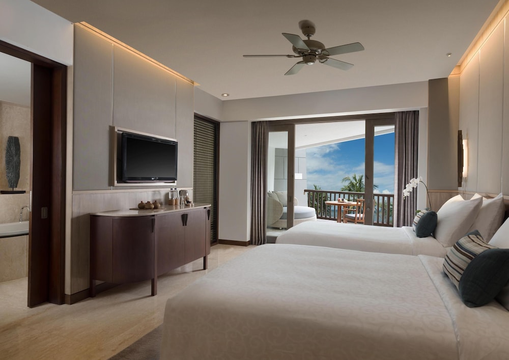 DELUXE, KING BED, POOL VIEW, BALCONY