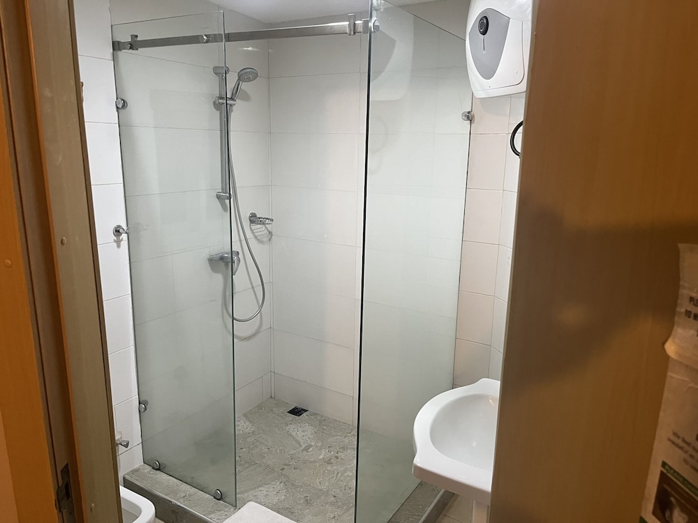 Adis Hotels Ibadan 28/32