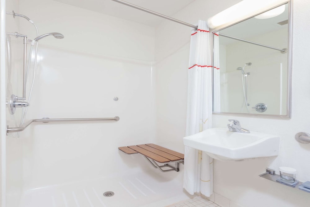 MainStay Suites Detroit Farmington Hills 33/36
