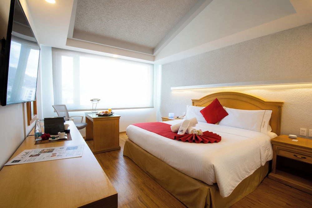 PLUS, KING BED