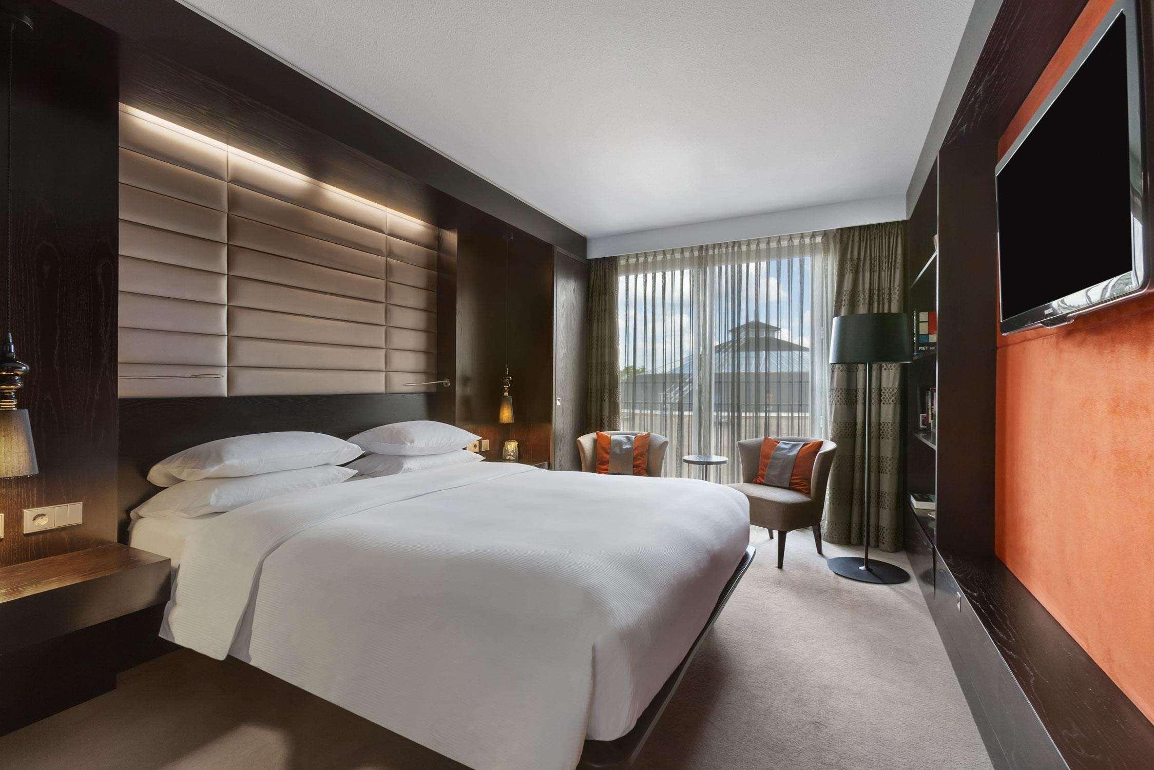 ROYAL, SUITE, LOUNGE ACCESS