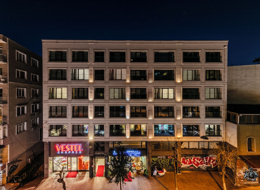 Roys Hotel & Suites 1/50