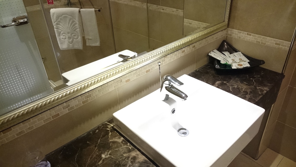 MRT Hotel 57/59