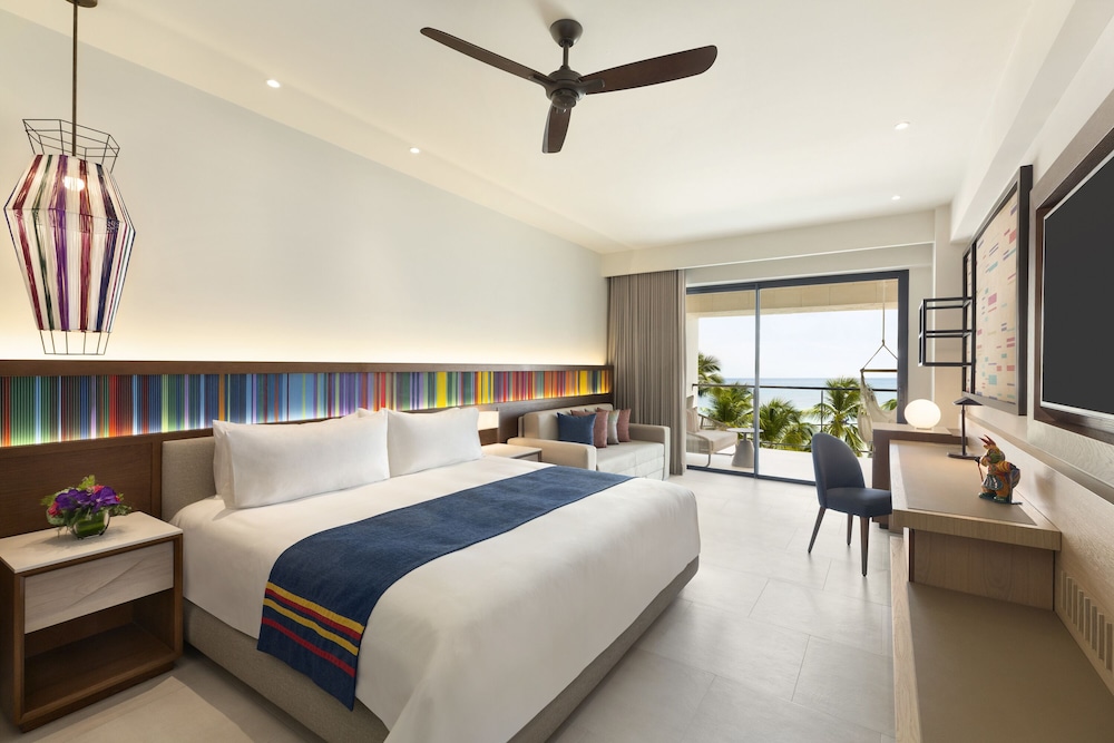Club, Junior Suite, King Bed, Ocean Front