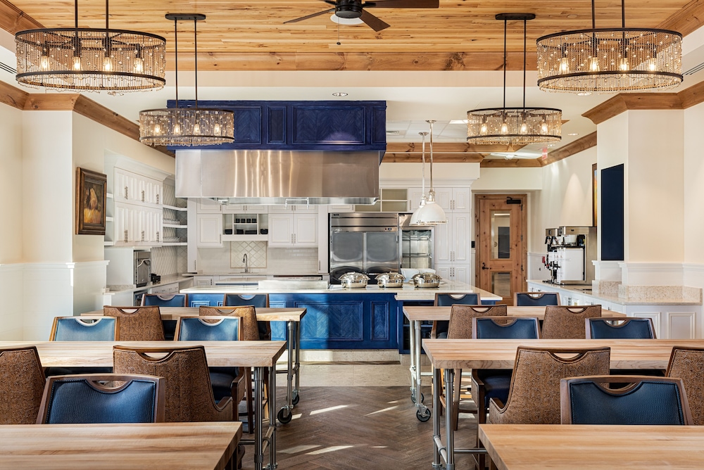 Brownwood Hotel & Spa 56/66