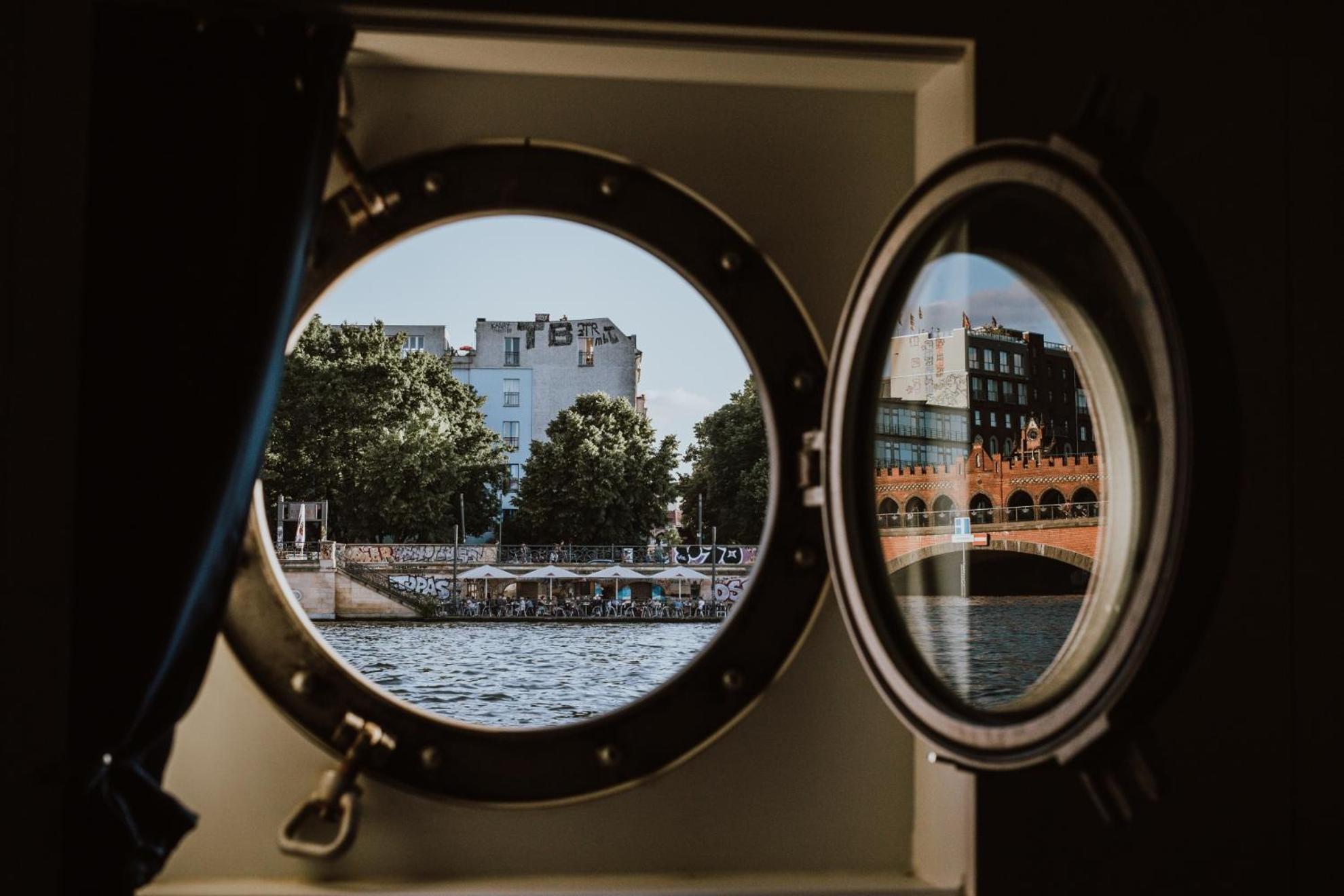 Eastern Comfort Hotel & Hostelboat 31/58