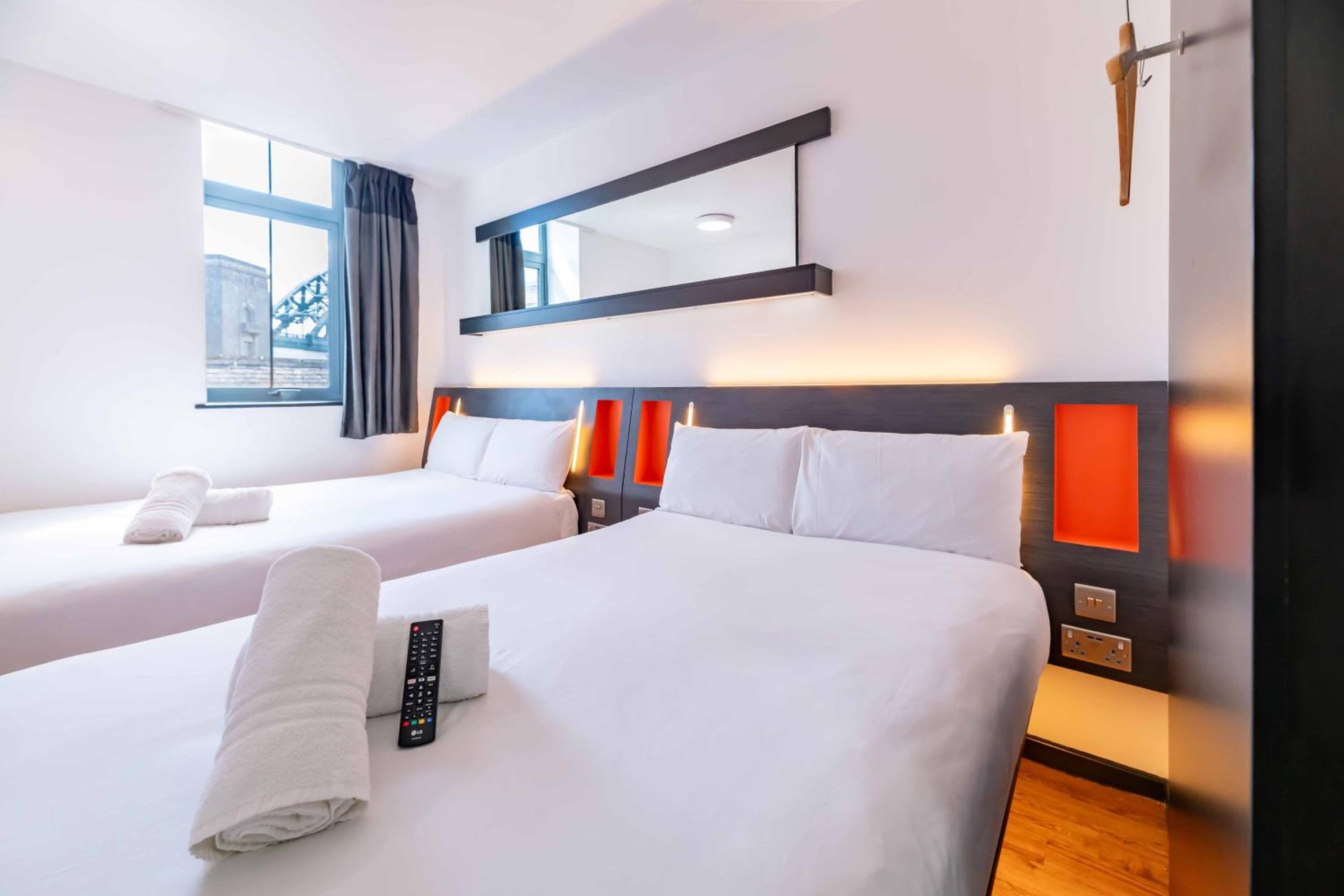 غرفة رباعية بسرير مزدوج، easyHotel Newcastle City Centre 6/10