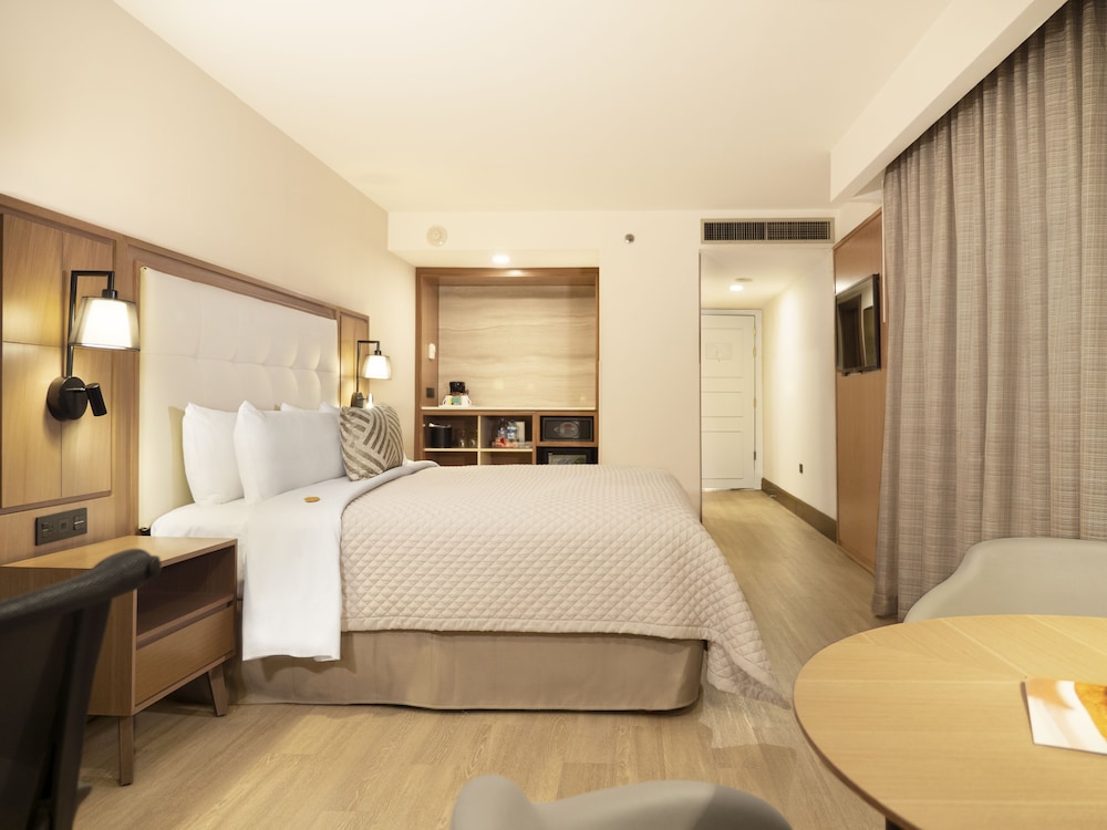 MS Milenium Monterrey Curio Collection by Hilton 19/77
