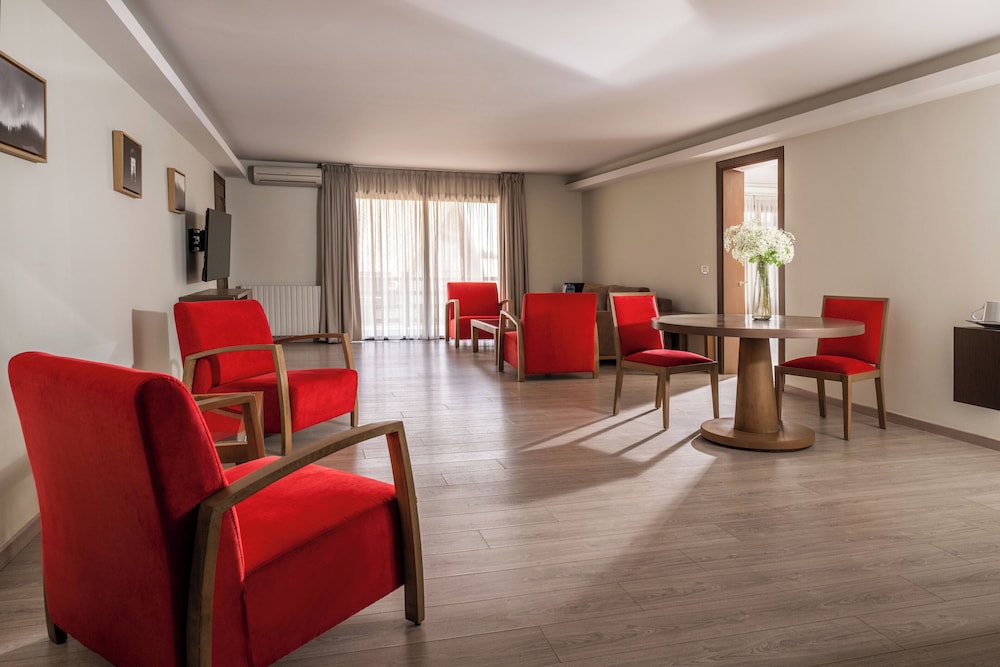 Suite, King Bed, Dining Area