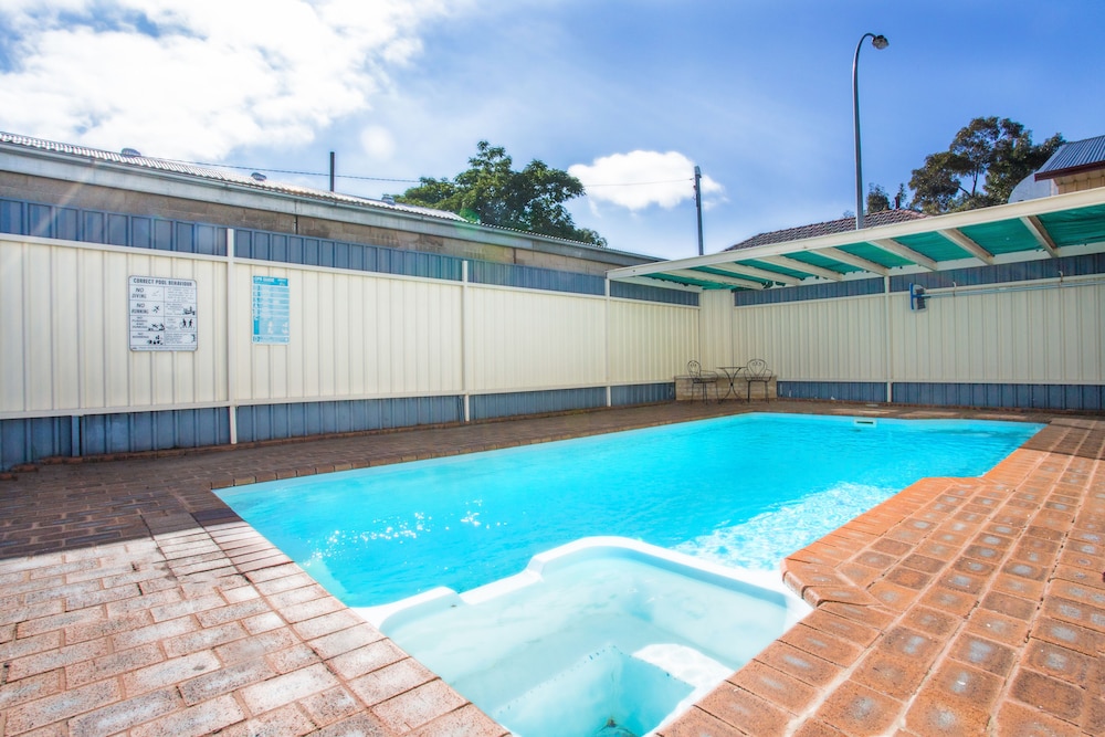 COWRA MOTOR INN 5/65