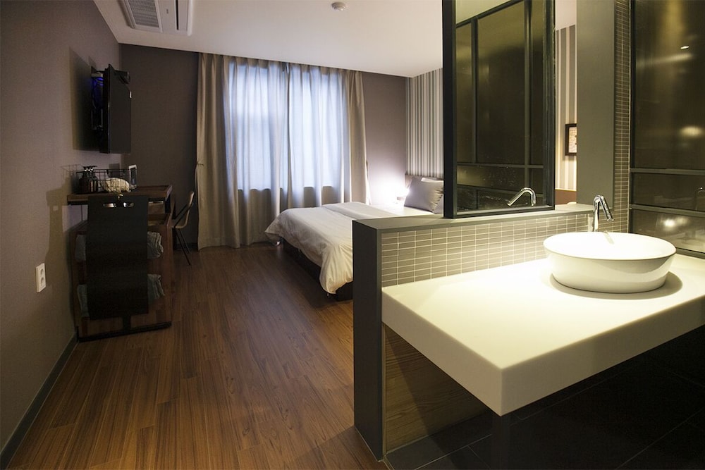 Brown Dot Hotel 10/39