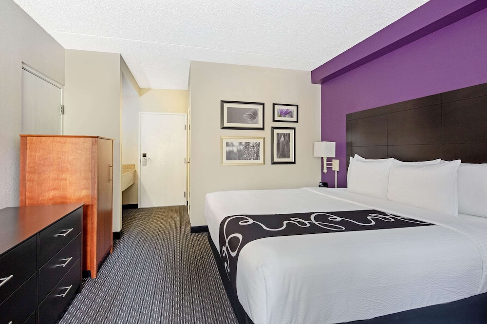 La Quinta Inn & Suites by Wyndham Miami Airport East 12/52