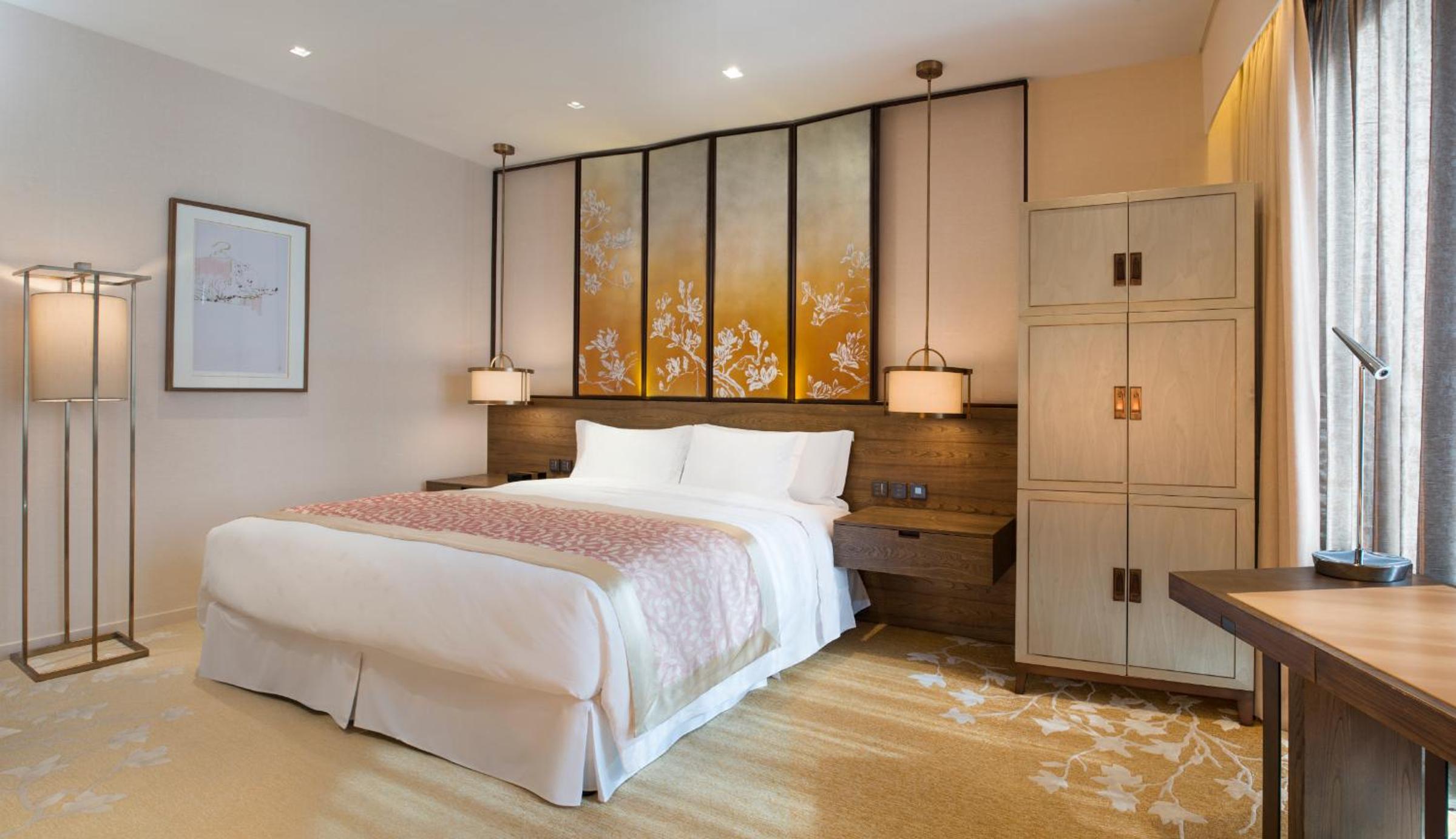 Courtyard, King Bed