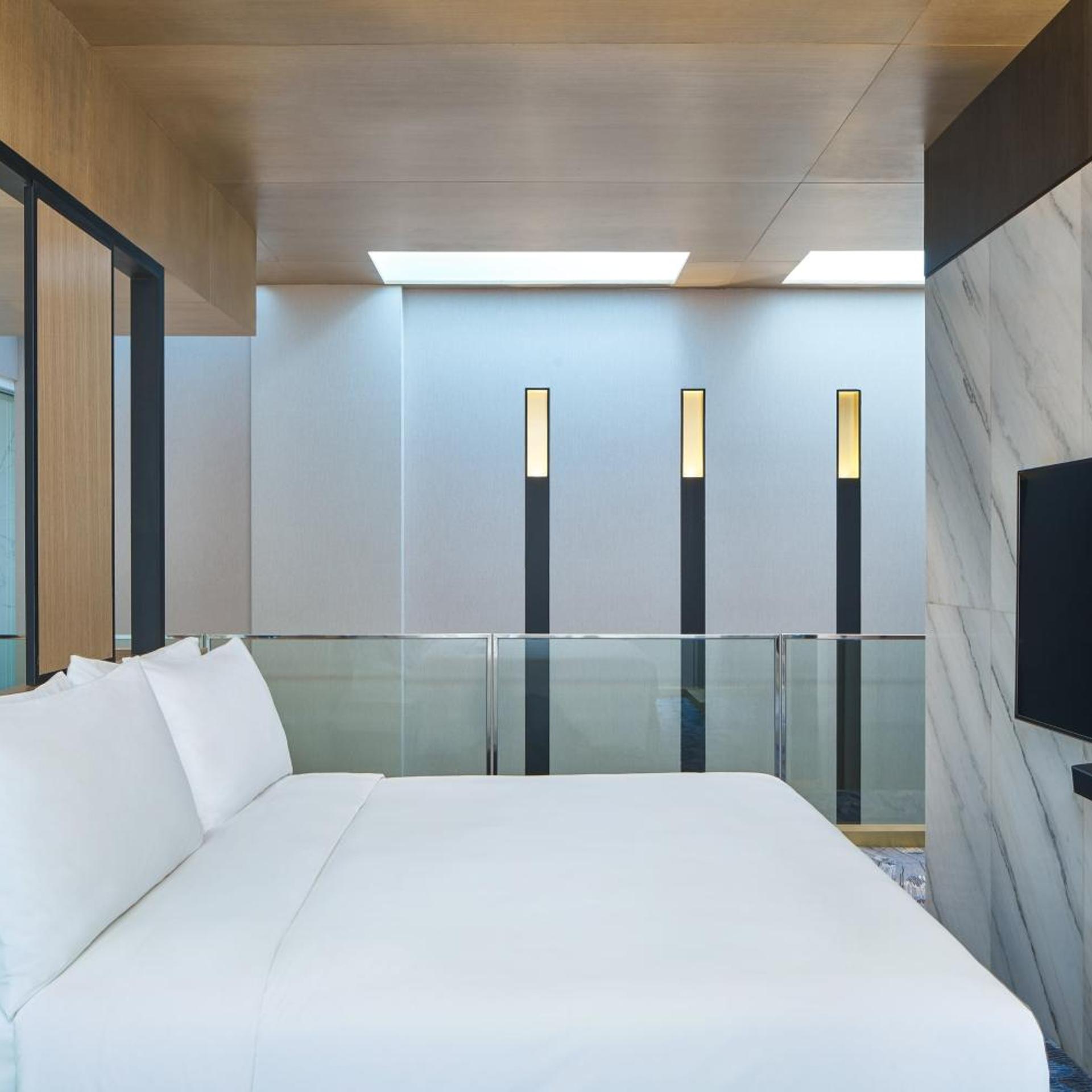 1 Bedroom, Bi Level, Loft, Suite, King Bed, No Window, Club Lounge Access