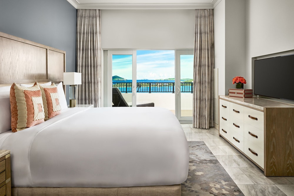 Club, Suite, King Bed, Ocean Front, Sofa