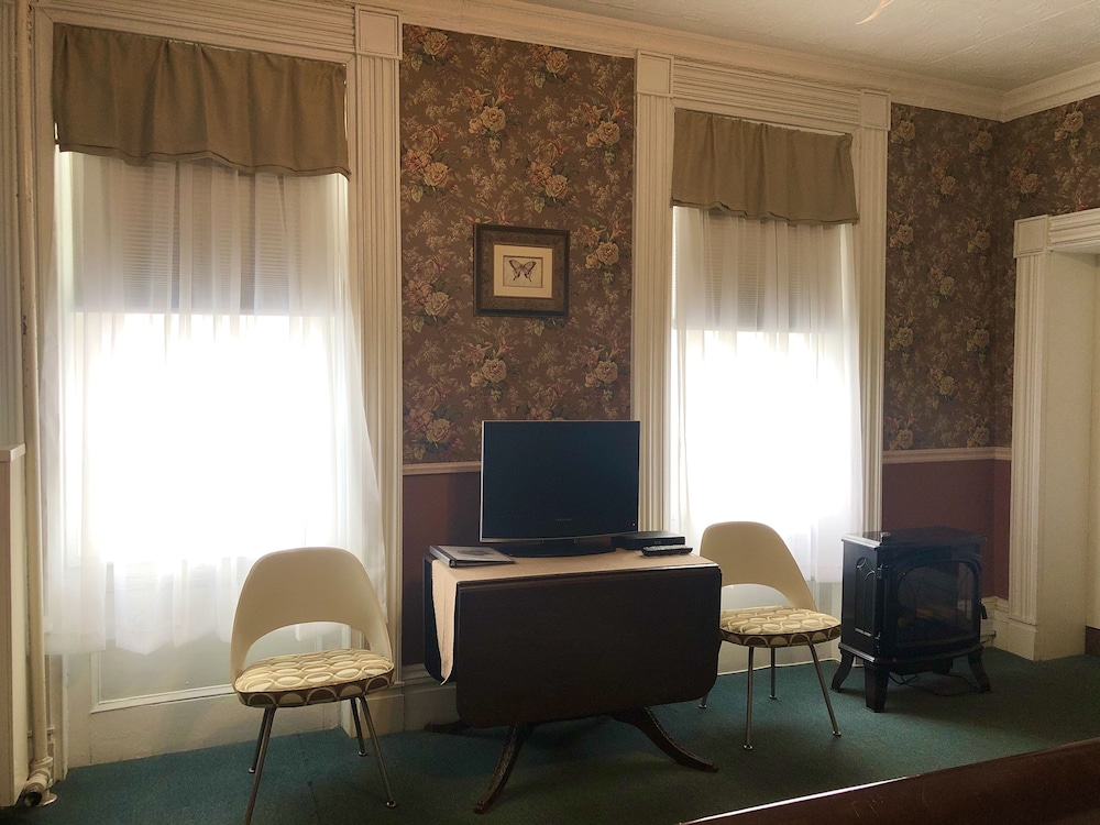 Rogues Harbor Inn 39/50