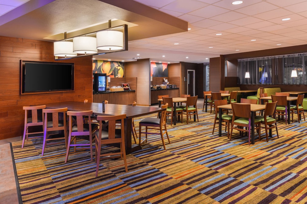 FAIRFIELD INN & SUITES CORALVILLE 40/49
