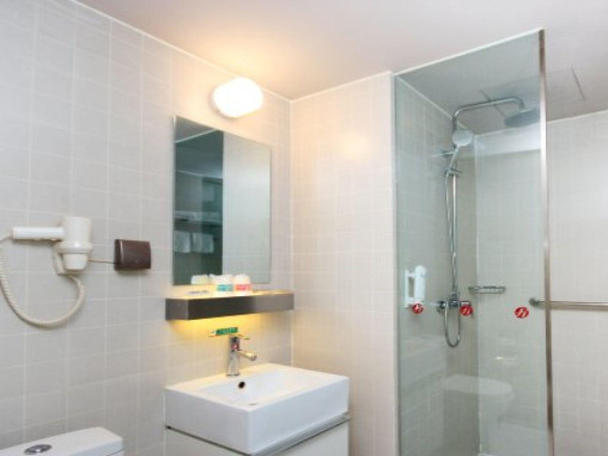 Jinjiang Inn Select (Shenyang Railway Station Taiyuan South Street) 46/50
