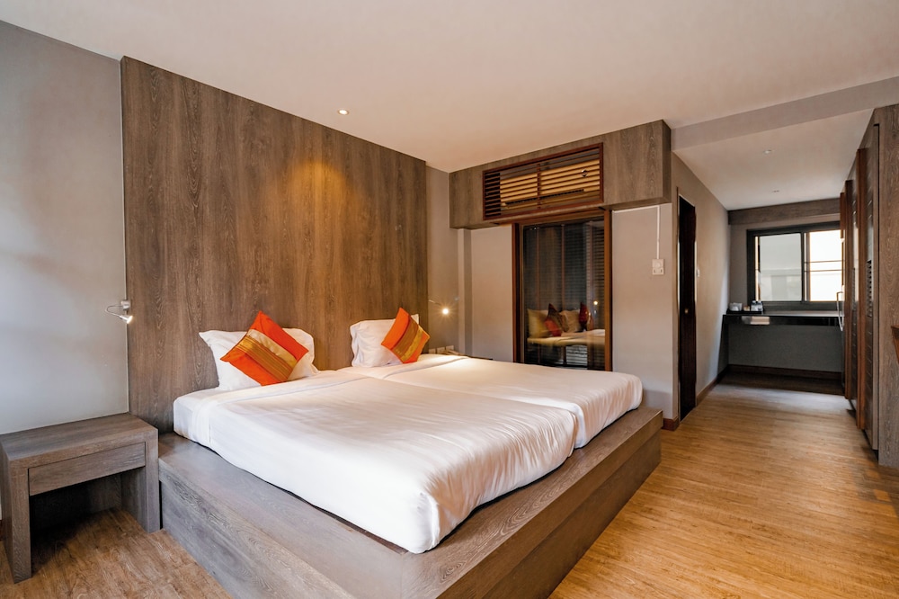 DELUXE, TWIN BEDS, POOL SIDE