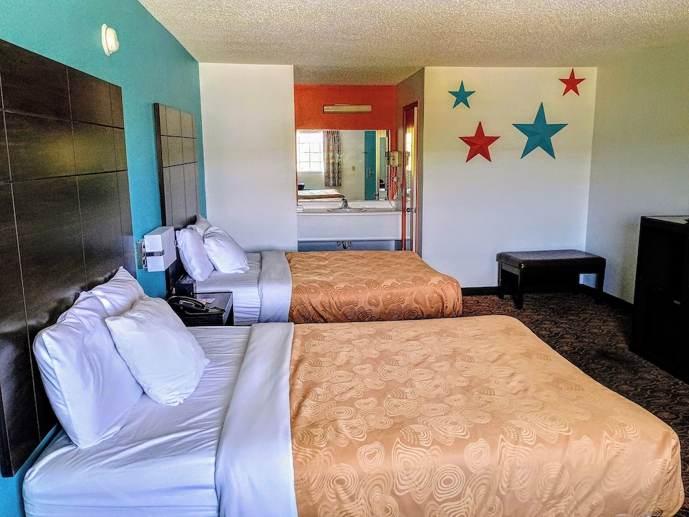 Room, 2 Queen Beds, Exterior Entrance