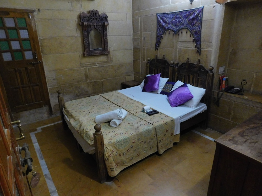Hotel Shahi Palace 41/63