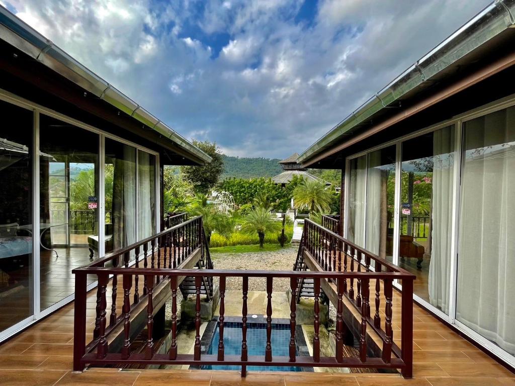 Pool, Family, Villa, 1 King and 1 Single Beds
