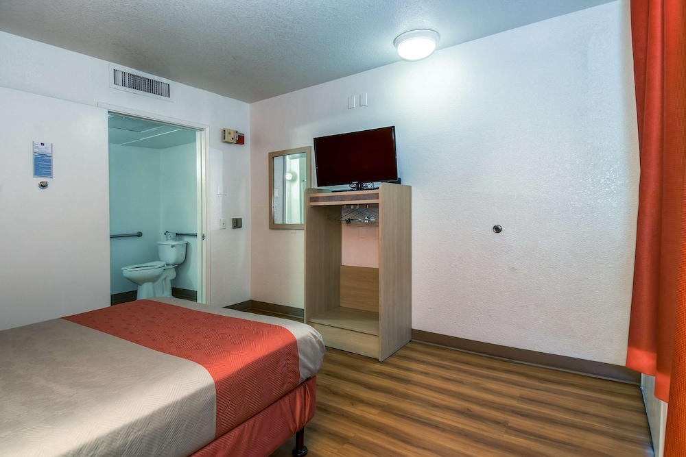 Motel6 Corona, CA - Norco 21/70
