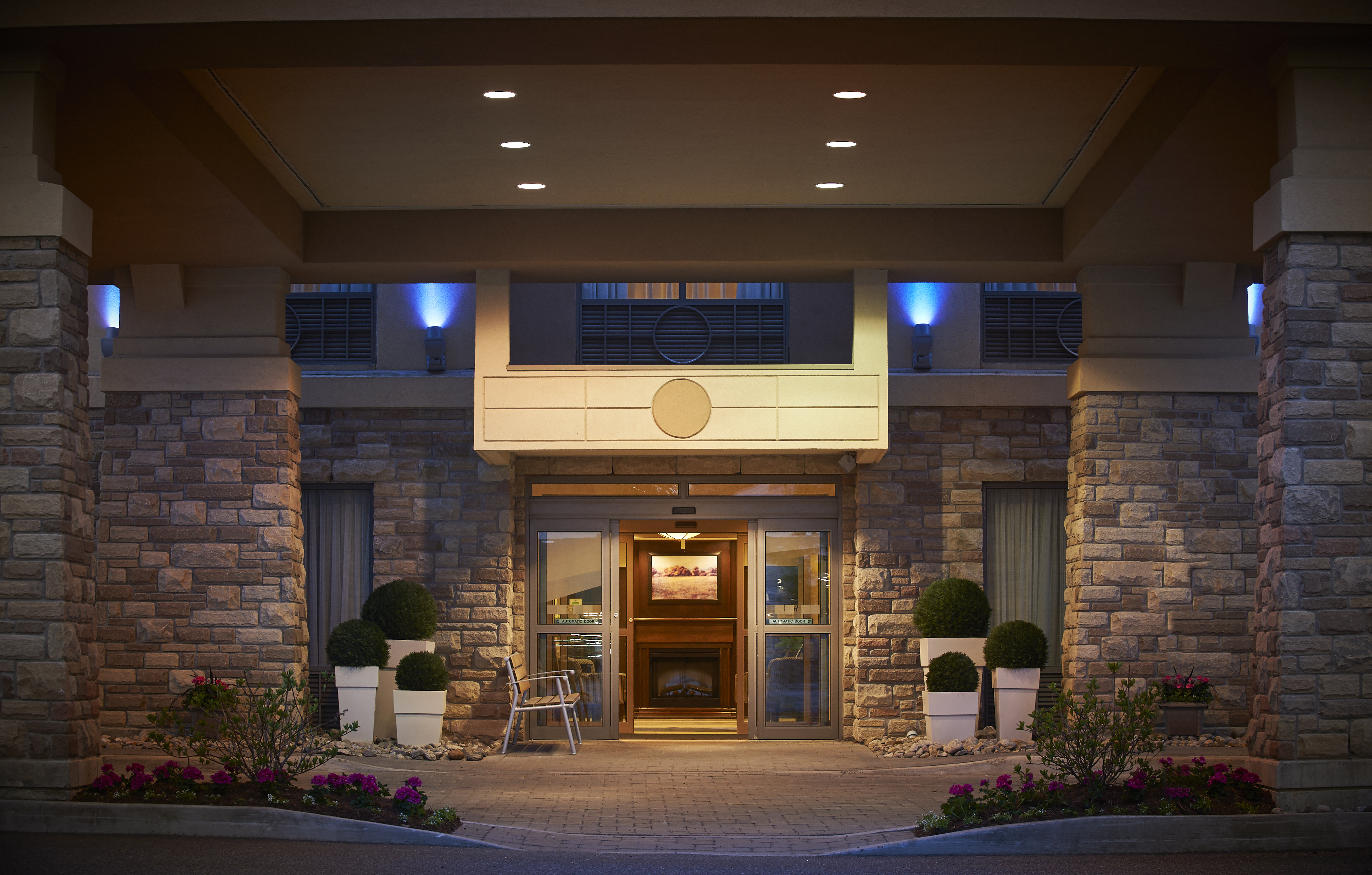 Holiday Inn Express Suites 7/66