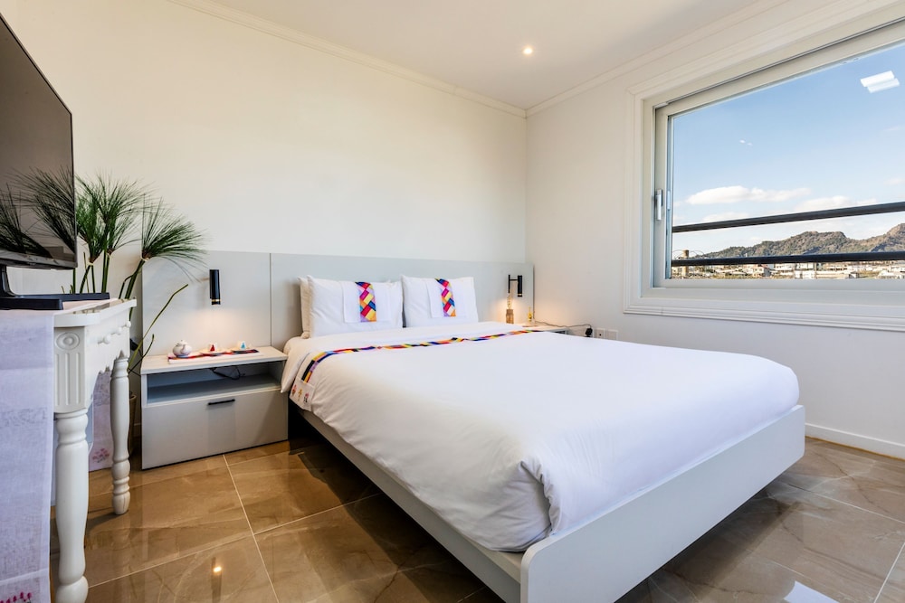 Sun And Moon Resort 9/100
