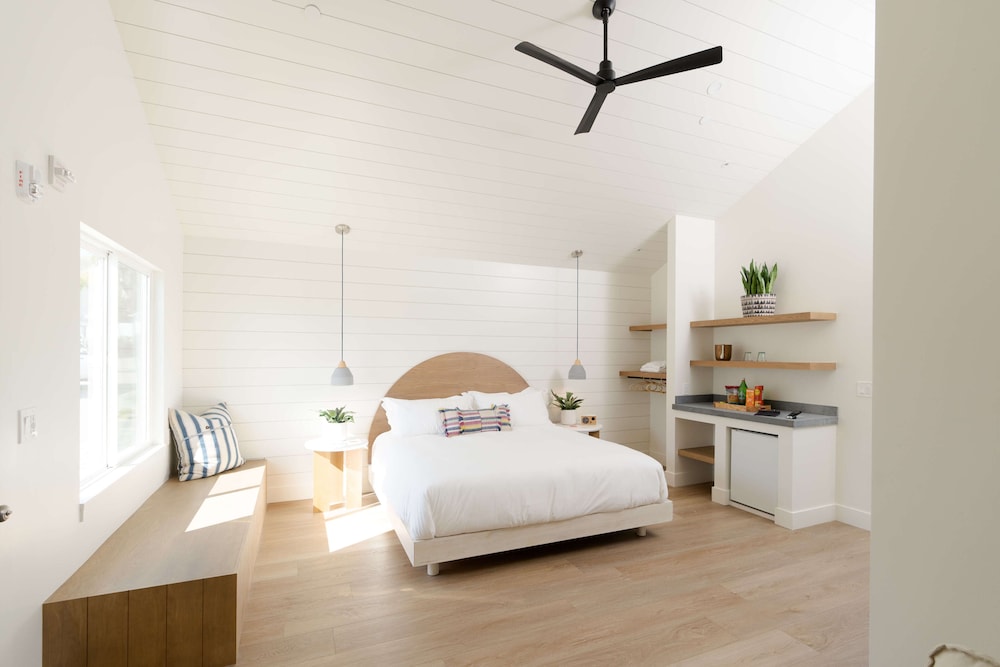 Private, Bungalow, King Bed, Accessible