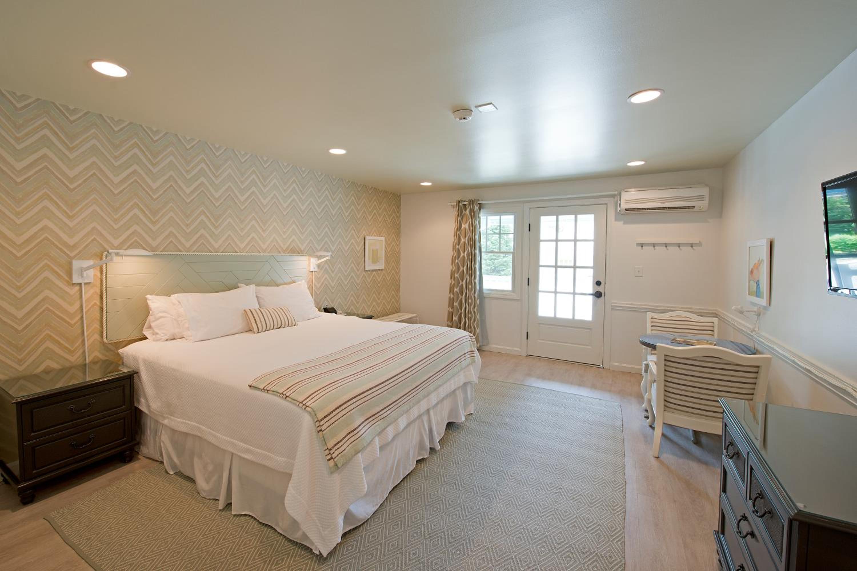 Cove, King Bed, Accessible