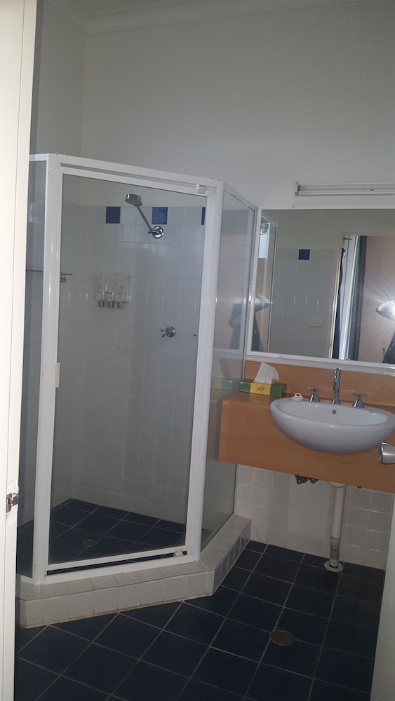 Sanctuary Resort Motor Inn 18/30