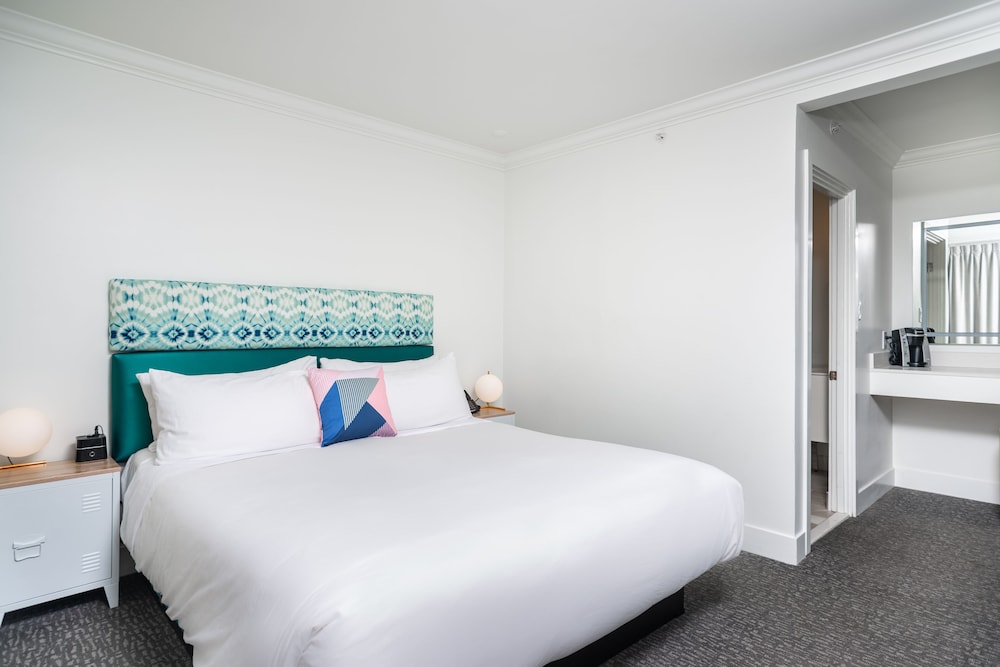Courtyard, King Bed