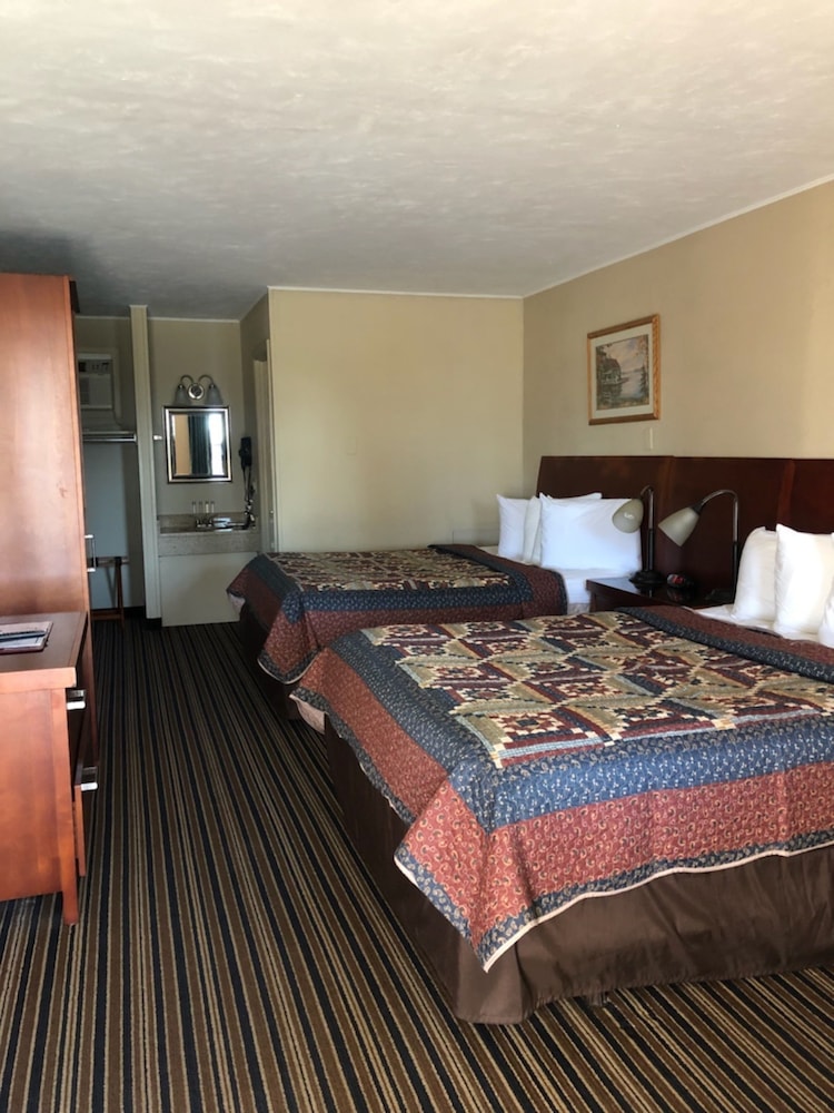 Harvest Drive Family Inn 29/68
