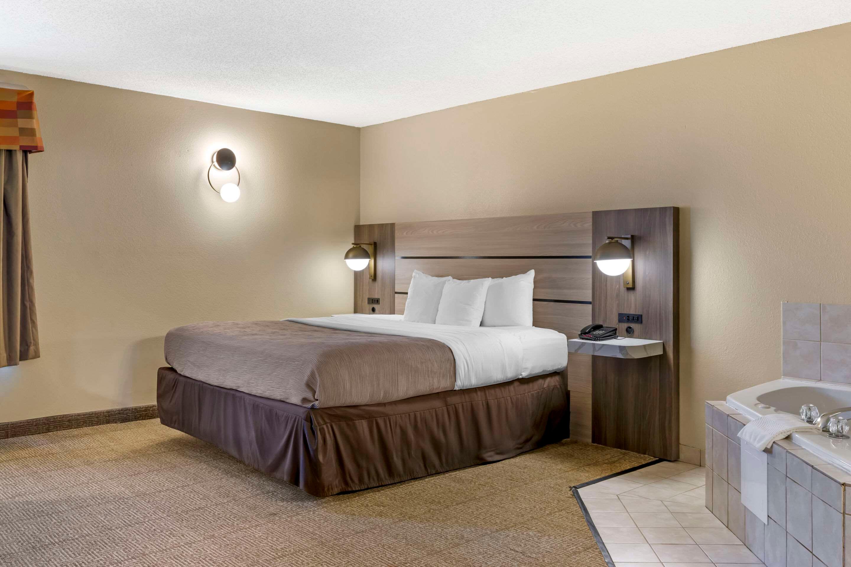 SUITE, KING BED