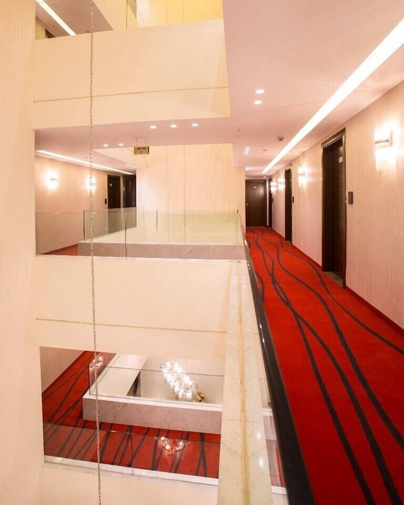 Opera Hotel 7/40