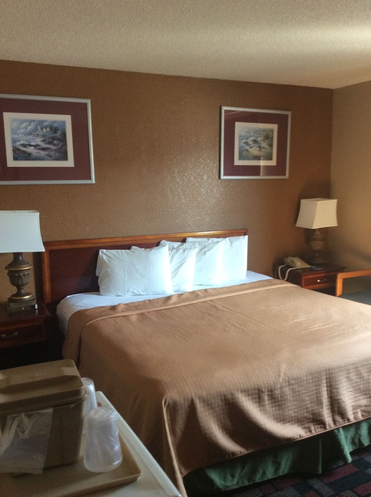 Rodeway Inn Whitehall 17/26