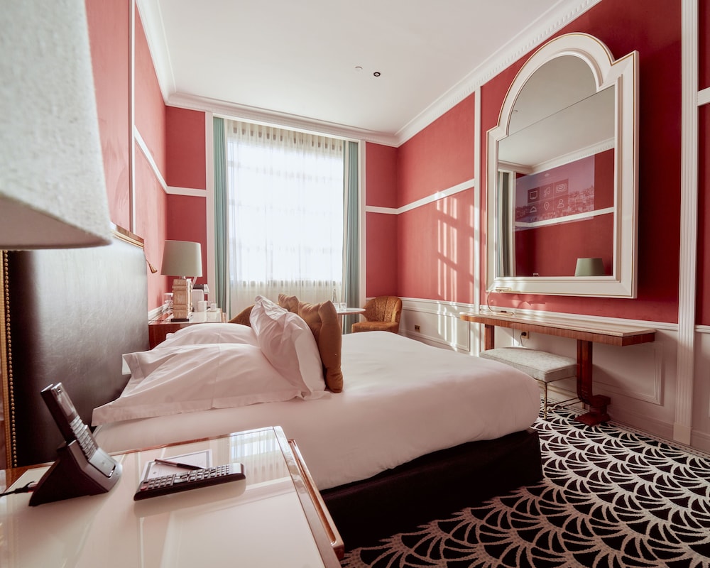 DELUXE, DOUBLE OR TWIN BED