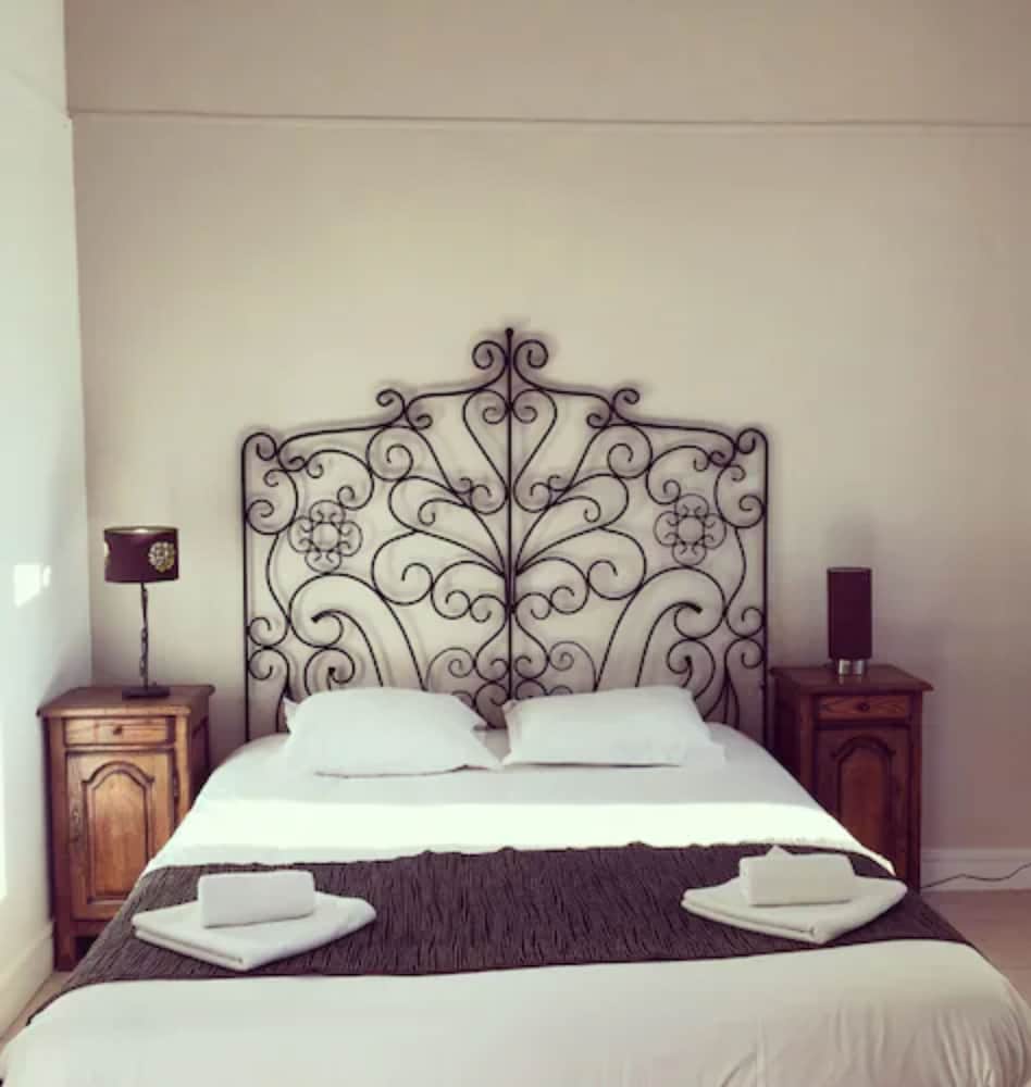 SUPERIOR, 1 DOUBLE AND 1 SINGLE BED