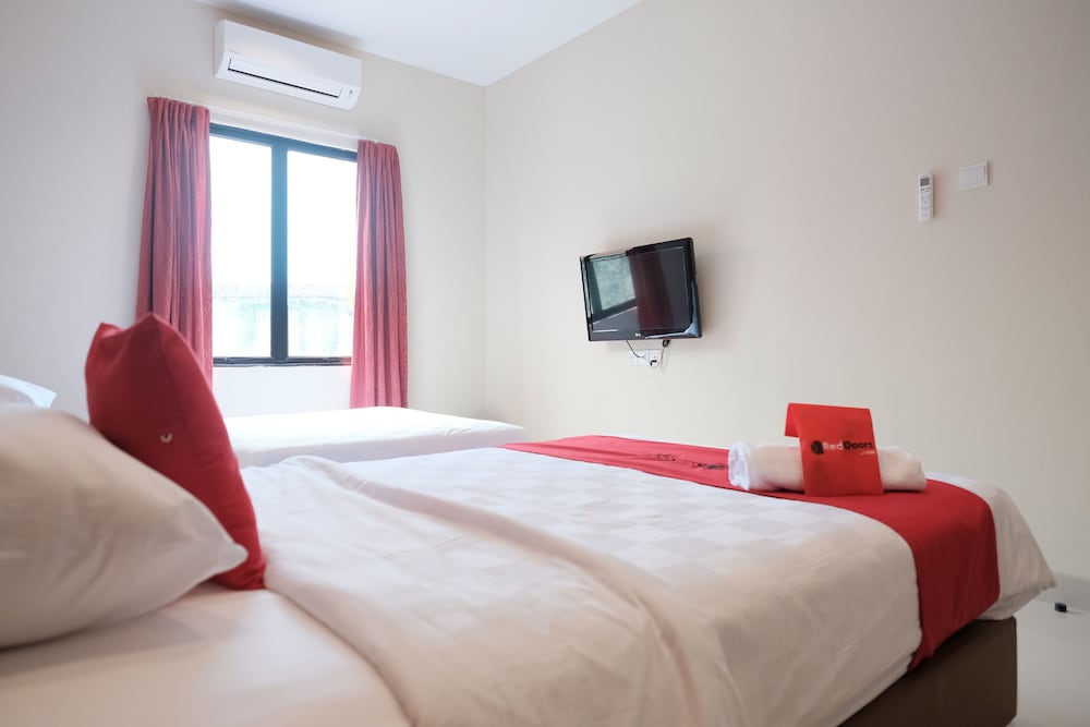 RedDoorz Plus near Ferry Terminal Batam Center 5/23