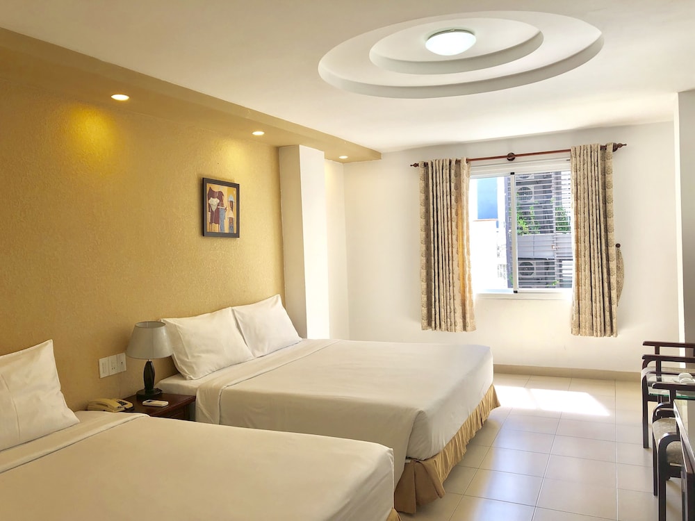 Sunny Hotel 24/54