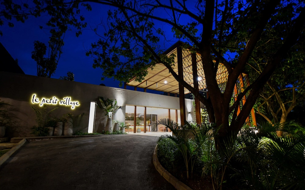 Le Petit Village Hotel 44/50