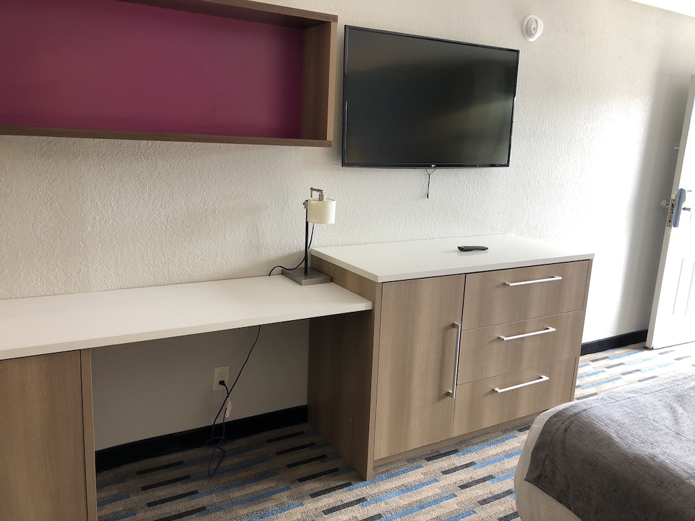 All Seasons Inn & Suites 22/41