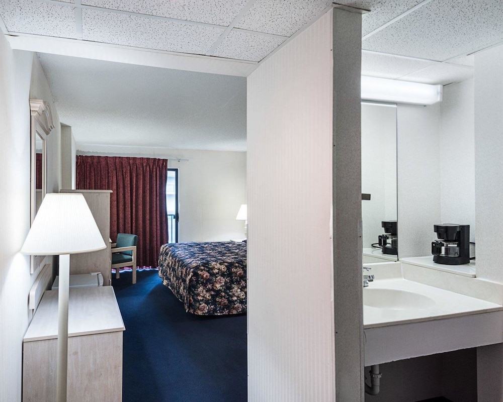 Econo Lodge Inn and Suites Resort Rehoboth Beach 12/42