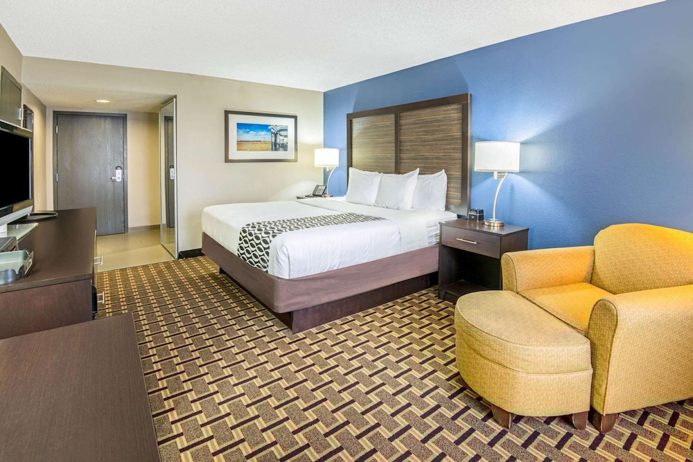 La Quinta Inn & Suites by Wyndham Denison - N. Lake Texoma 11/35