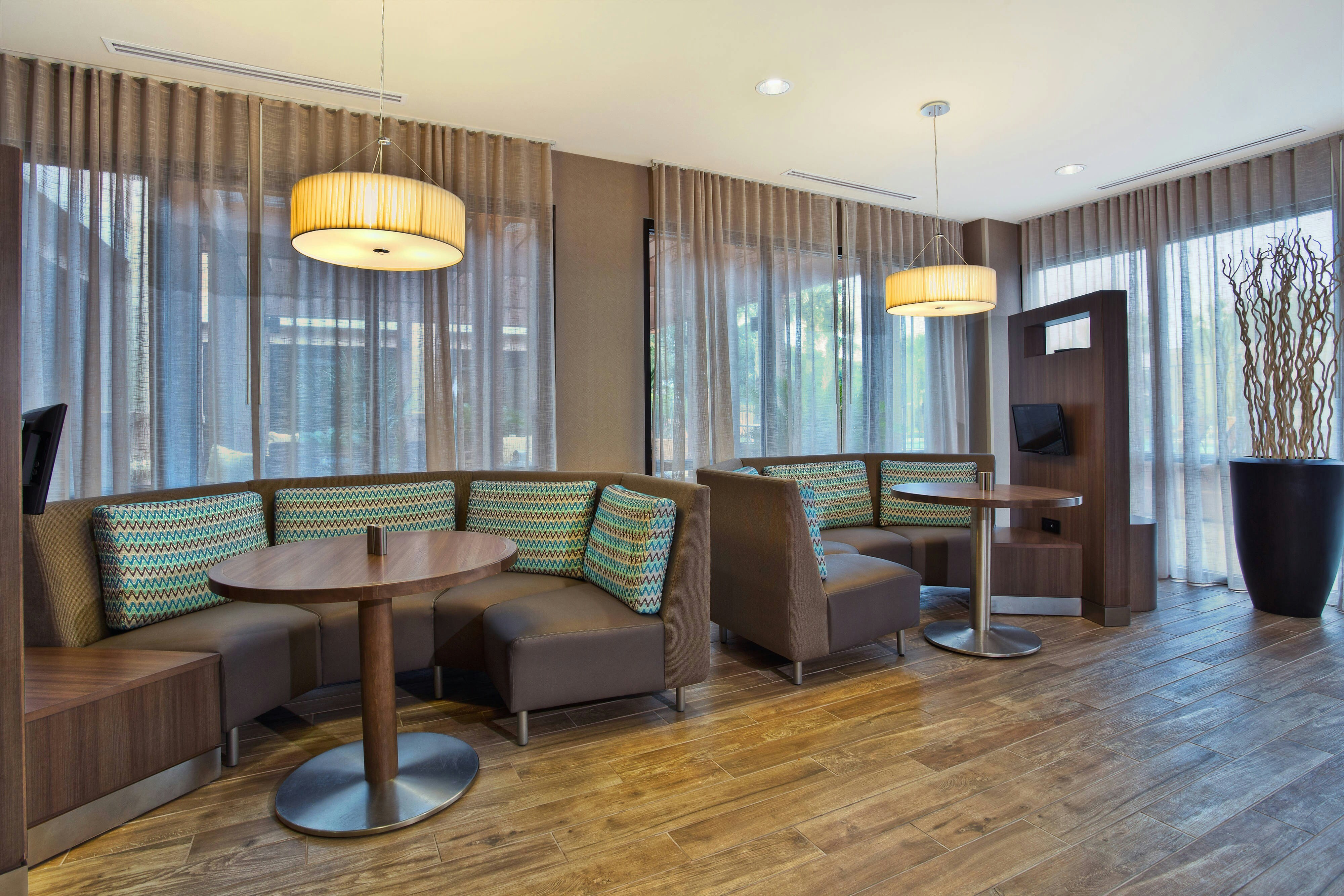 Courtyard By Marriott Gulfport Beachfront 20/45