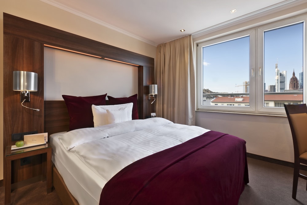 Signature, King Bed, Skyline View